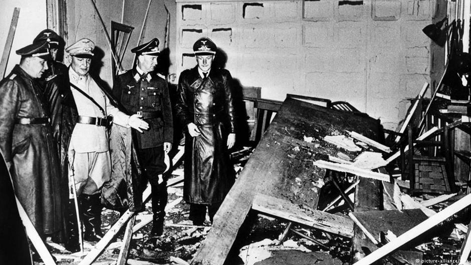 Oficiais nazistas inspecionam o que restou da sala após a explosão