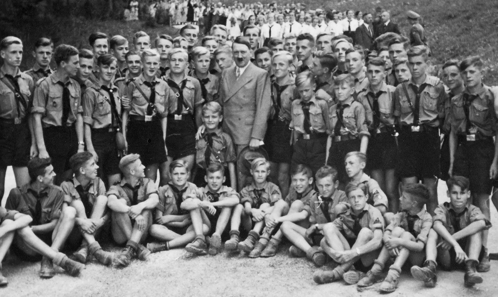 Adolf Hitler posa com membros da Juventude Hitlerista