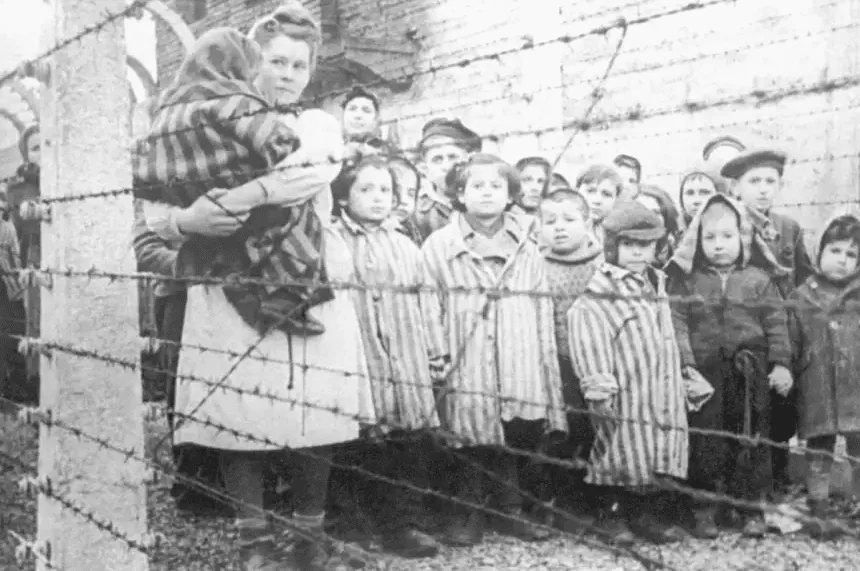 Uma enfermeira e crianças durante a libertação de Auschwitz