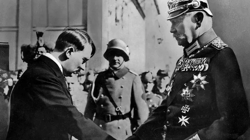 Hindenburg nomeia Hitler como Chanceller em 1933