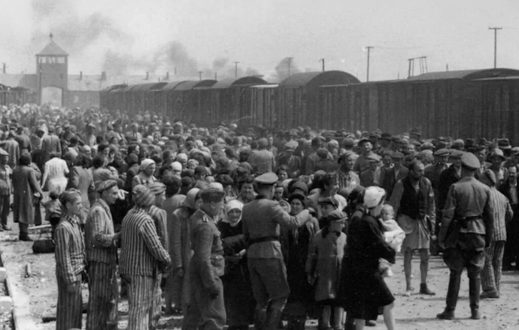 Seleção de prisioneiros em Auschwitz-Birkenau (maio/junho de 1944). 